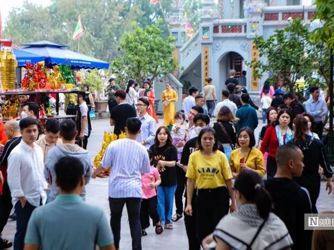 Người dân đổ về đền Bà Chúa Kho hành lễ "vay tiền" đầu năm