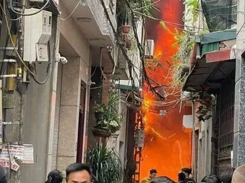 Cháy lớn thiêu rụi kho quần áo gần chợ Ninh Hiệp