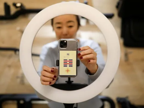 Vỡ mộng vì nghề livestream: Phát cả ngày không ai xem, nghỉ làm bị phạt 700 triệu - "Tôi không ngủ nổi"