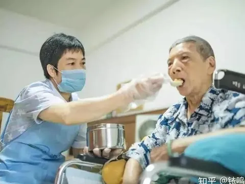 Cụ ông 70 tuổi khóc trong viện dưỡng lão: Từ đầu nghe lời đưa lương hưu cho con thì đã không khổ thế này