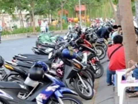 Lỗi đỗ xe máy dưới lòng đường phạt bao nhiêu?