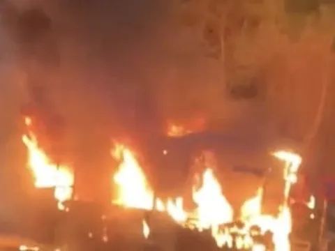 Xe buýt ở Hà Nội cháy ngùn ngụt lúc rạng sáng