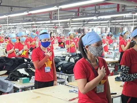 Hàng nghìn người công ty may Hàn Quốc mặc áo đỏ sao vàng hát Quốc ca Việt Nam