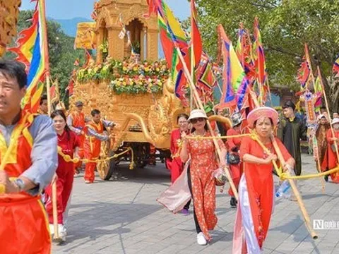 Gồng mình đẩy kiệu rước nước gần 1 tấn leo dốc khai hội chùa Tam Chúc