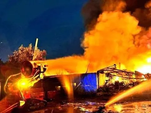 Cháy ngùn ngụt tại xưởng sản xuất hạt nhựa, dùng robot dập lửa