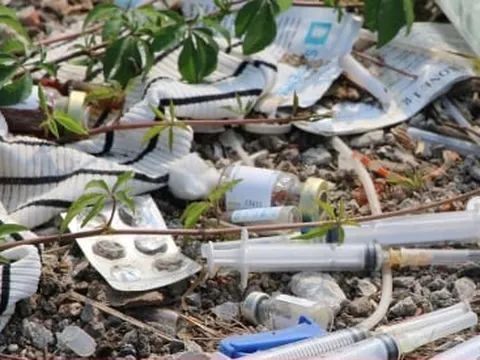 Rùng mình chứng kiến kim tiêm nằm la liệt trong bãi rác ở Đắk Nông