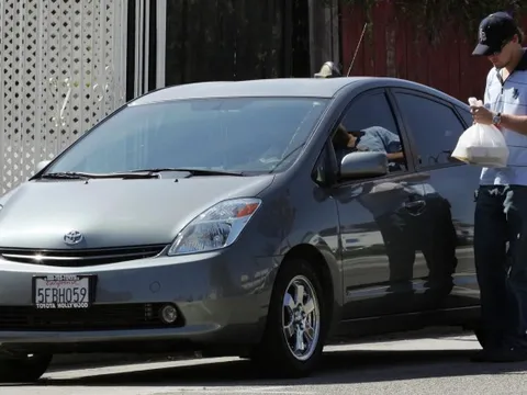 Người giàu mua xe gì: Xe sang như BMW quá dễ hiểu, đáng kinh ngạc 'bình dân' như Toyota cũng lọt top