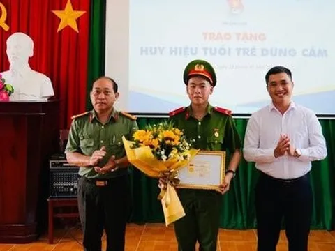 Bình Thuận: Trao huy hiệu Tuổi trẻ dũng cảm cho chiến sĩ công an cứu người