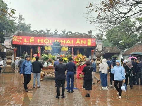 Người dân đội mưa đi lễ đền Trần trước giờ khai ấn