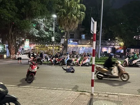 Người đàn ông "nằm vạ" giữa đường khi bị yêu cầu đo nồng độ cồn