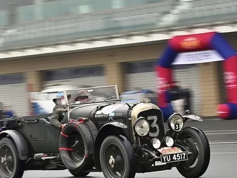 Dàn ô tô cổ nổi tiếng thế giới tới Hà Nội 'du xuân'