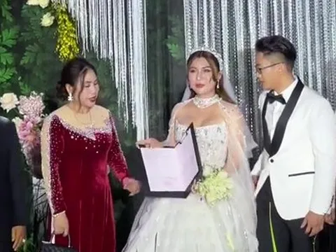 Ái nữ Sóc Trăng nhận của hồi môn là khách sạn 120 tỷ, bố mẹ trao sổ đỏ ngay tại đám cưới