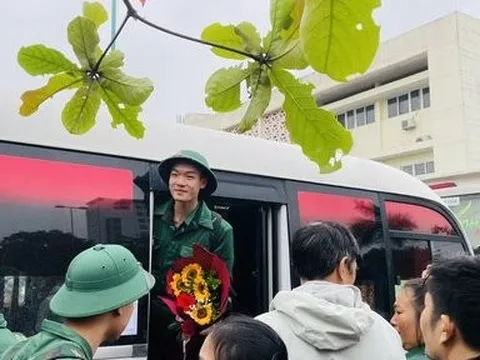 Xúc động giây phút bịn rịn chia tay tân binh lên đường nhập ngũ