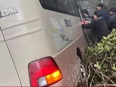 Xe khách chở gần 30 cán bộ hưu trí lao xuống vực đầy sương mù ở Tam Đảo