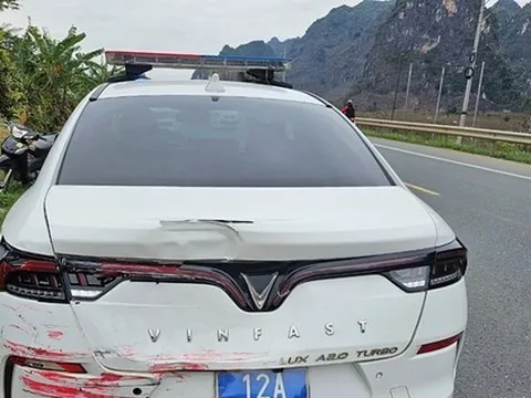 Xe ô tô khách đâm liên tiếp vào xe đặc chủng CSGT để bỏ chạy