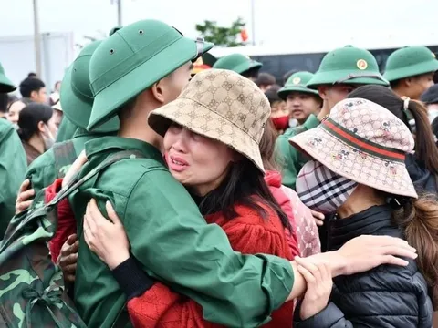 Quảng Bình: Người thân xúc động tiễn tân binh lên đường nhập ngũ