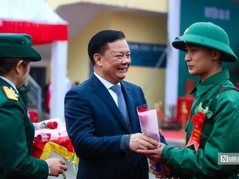 Bí thư, Chủ tịch Hà Nội tặng hoa, tiễn tân binh lên đường nhập ngũ
