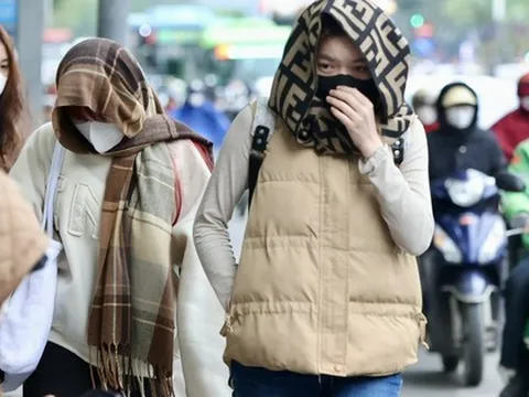 Hà Nội tắc đường, người lao động gồng mình mưu sinh trong mưa rét 13 độ C