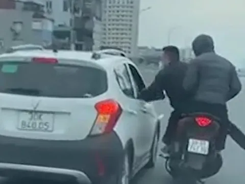 Triệu tập 2 người đi xe máy cà khịa, tấn công người trên đường Vành đai 2