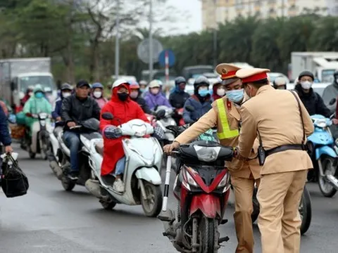 Hàng loạt xe máy ngang nhiên đi vào Đại lộ Thăng Long