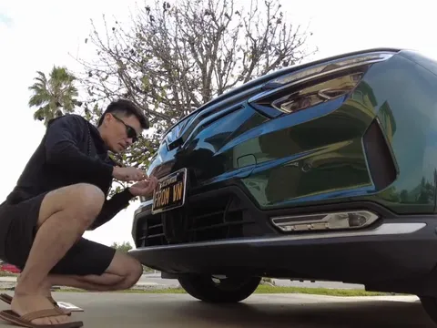 Gắn biển 'FROM VN' lên VinFast VF 8, YouTuber Mỹ chia sẻ: 'Muốn đi phượt ai cũng nhận ra xe và mình đến từ đâu'