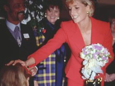 Vương phi Diana từng sử dụng một chiếc túi xách nhiều đến mức hãng đặt lại theo tên của bà, món đồ này hiện có giá bao nhiêu?