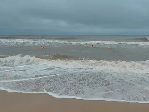 Cứu nạn kịp thời 4 ngư dân Thừa Thiên Huế trên ghe cá bị lật