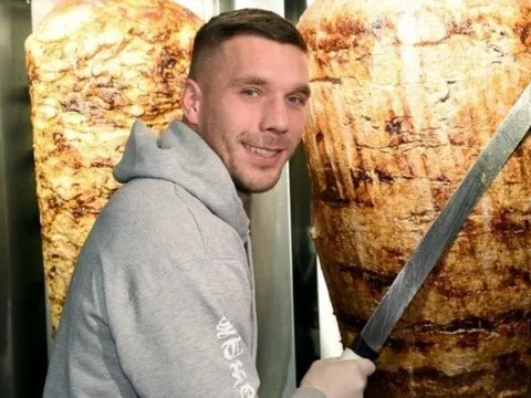 Sau cú sốc ở tuổi 30, nhà vô địch World Cup kiếm “núi tiền” nhờ món ăn quen thuộc trên đường phố Hà Nội