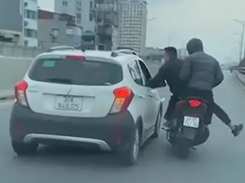 2 thanh niên lái xe tạt đầu, đánh tài xế ô tô trên đường Vành đai 2 khai đã uống bia và rất hối hận