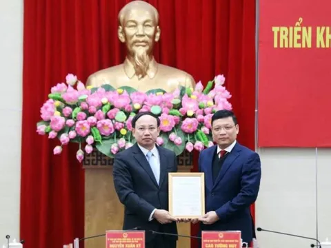 Trao quyết định phê chuẩn Phó Chủ tịch tỉnh Quảng Ninh