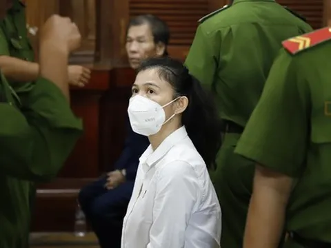 CLIP: Bà Hàn Ni bị dẫn giải đến tòa, tất cả người có quyền lợi và nghĩa vụ liên quan đều vắng mặt