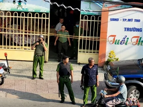 NÓNG: Hàng chục cảnh sát phong toả, vây bắt người đàn ông cầm dao xông vào trường mầm non