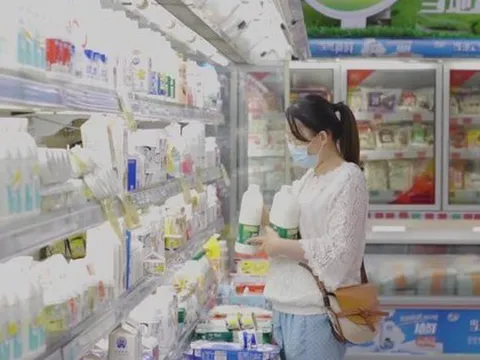 Xu hướng hạ mức tiêu dùng của giới trẻ đang ngày càng "khốc liệt" khiến người lớn cũng phải tấm tắc khen