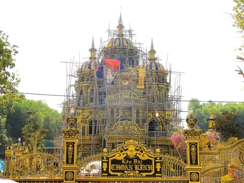 Hoa mắt với lâu đài dát vàng của "đại gia đồng nát" ở Nghệ An, đến toilet cũng phủ vàng bóng loáng