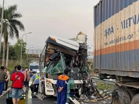 Vụ xe khách tông kinh hoàng ở cao tốc TP HCM-Long Thành-Dầu Giây: Tài xế chết, 12 hành khách bị thương