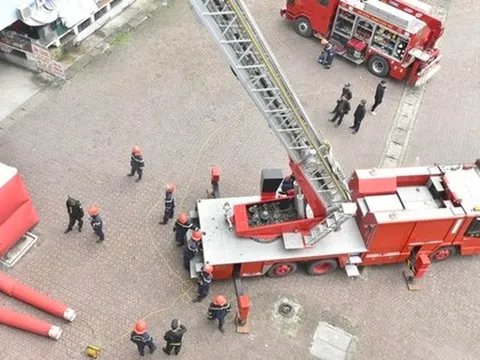 Cứu bệnh nhân tự tử, một bảo vệ bệnh viện rơi lầu tử vong