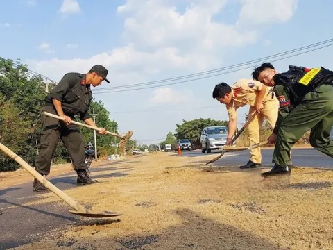 Bình Phước: Kịp thời khắc phục sự cố vết dầu loang trên đường QL14