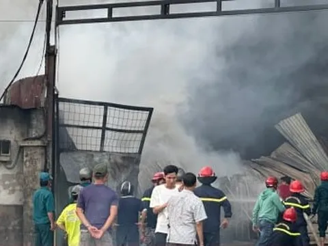 Xưởng nệm rộng 2.000 m2 cháy, lửa lan sang thiêu rụi cả kho cao su