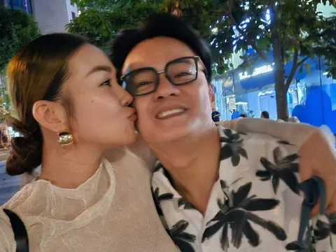 Vợ chồng Thanh Hằng hẹn hò cuối tuần, nàng siêu mẫu không ngần ngại trao ông xã nụ hôn ngọt ngào