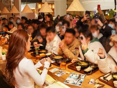 Chi Pu "gây bão" tại trung tâm thương mại nổi tiếng Thượng Hải khi liên tục xuất hiện tại quán phở mới khai trương