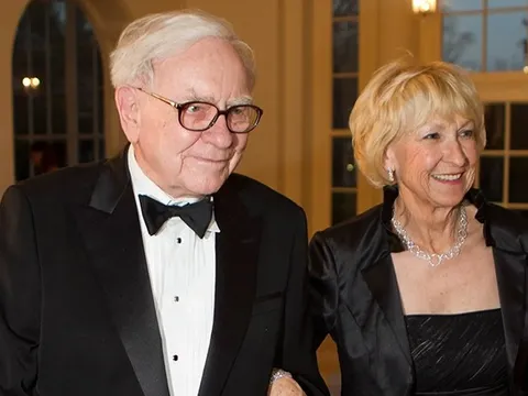 Từng 2 lần kết hôn, tỷ phú Warren Buffett đưa ra chân lý trong việc lựa chọn bạn đời: Muốn hôn nhân bền vững, hãy tìm người ít tham vọng!