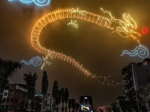 Hàng trăm máy bay không người lái trình diễn ánh sáng tại hồ Tây