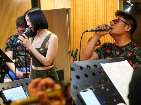 Lộ ảnh Lệ Quyên, Bằng Kiều ăn mặc giản dị, cùng say sưa làm 1 việc để “vừa lòng” vị Giám đốc âm nhạc khó tính