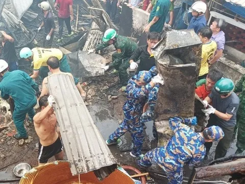 Cán bộ, chiến sĩ Trạm ra đa 600 tham gia chữa cháy nhà dân