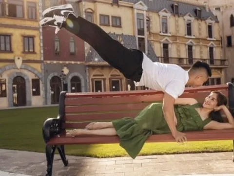 Phan Hiển tung bộ ảnh tình tứ kỷ niệm 16 năm bên nhau với "chị vợ" Khánh Thi, dân mạng hoang mang vì tấm ảnh như đang bay