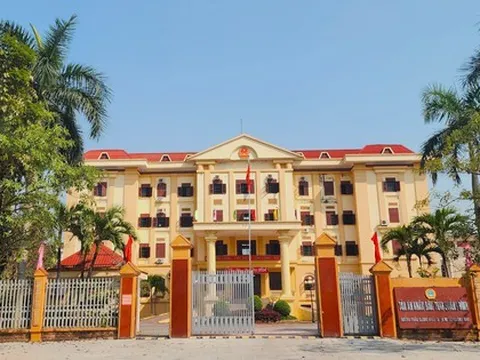 Cho thôi việc nữ cán bộ TAND tỉnh Quảng Bình "nghỉ phép qua Mỹ du lịch"