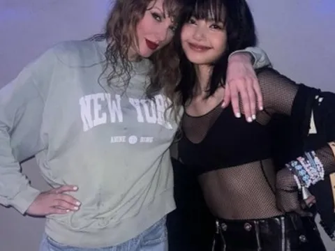 HOT: Lisa xả ảnh ôm Taylor Swift cực thân thiết tại hậu trường The Eras Tour, nhìn 'Rắn Chúa' mồ hôi nhễ nhại mà thương!