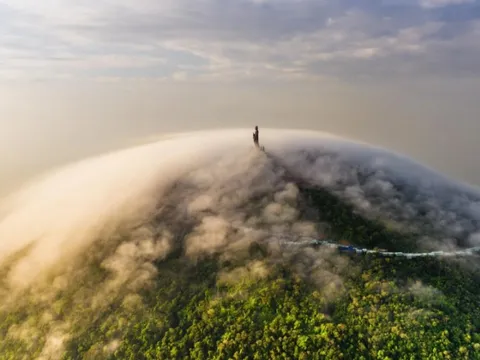 Ngọn núi là "nóc nhà" Đông Nam Bộ, xuất hiện nhiều điều kỳ ảo: Một bức ảnh vừa được thế giới xếp đứng đầu