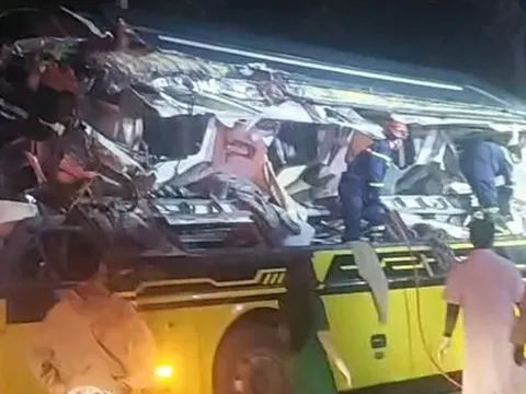 VIDEO: Giải cứu các nạn nhân vụ va chạm giữa xe container và xe khách khiến 5 người tử vong