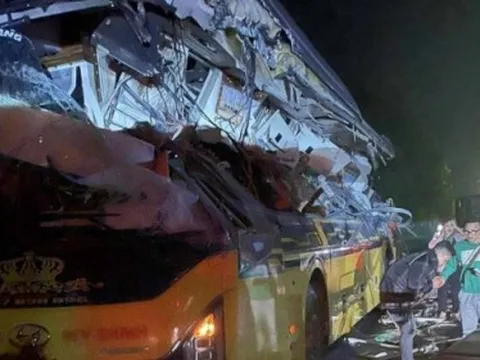 Hiện trường thảm khốc vụ tai nạn 10 người thương vong: Xuyên đêm cưa khung xe khách, giải cứu các nạn nhân mắc kẹt